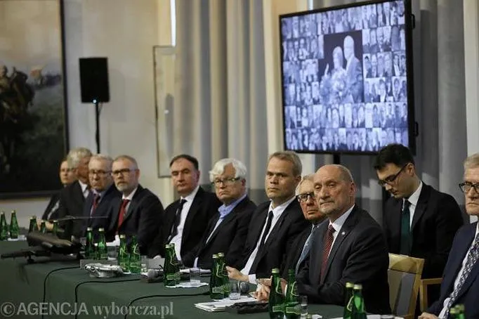 Krytyka działań Antoniego Macierewicza